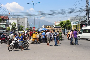 Hàng trăm người vây xe tải kéo lê người lái xe thồ