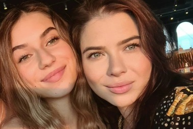 Mẹ xóa tài khoản MXH 2 triệu người theo dõi của con gái, ngăn con "sống ảo"