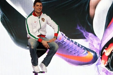 C. Ronaldo chuẩn bị có hợp đồng tài trợ tiền tấn?