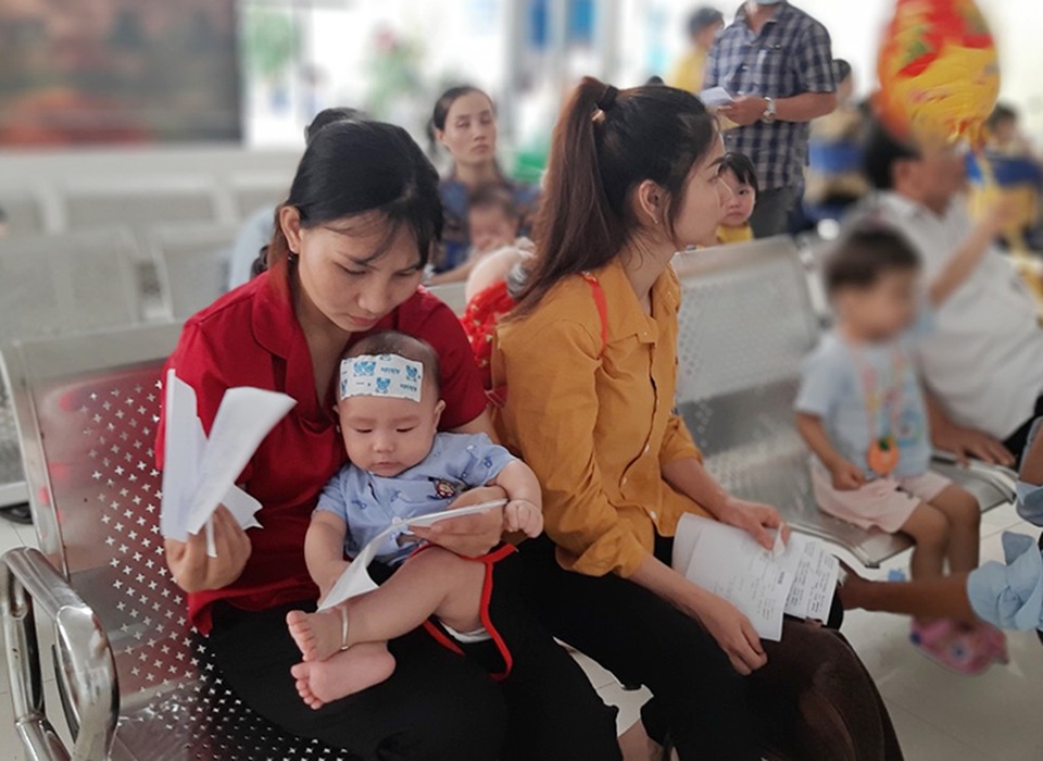 Nghệ An: Gia tăng trẻ nhập viện trong những ngày nắng nóng - 1 Nghệ An: Gia tăng trẻ nhập viện trong những ngày nắng nóng - 1
