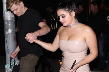 Người đẹp "siêu vòng một" mặc quyến rũ đi ăn mừng sinh nhật bạn trai