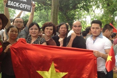 Nghệ sĩ xuống đường phản đối Trung Quốc