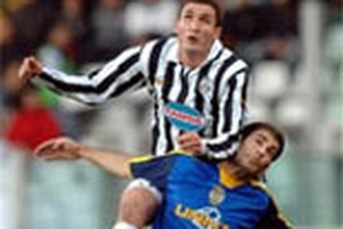 Camoranesi đưa Juve “lên đỉnh” Serie B