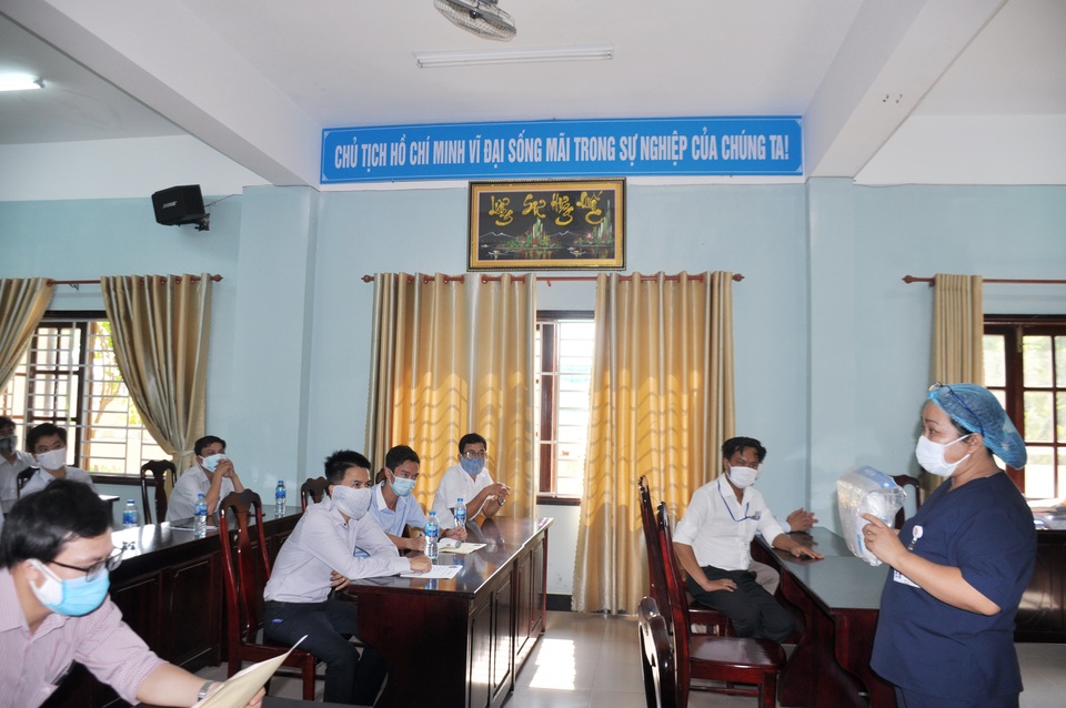 Cán bộ coi thi mặc đồ bảo hộ ở điểm thi tốt nghiệp của thí sinh diện F1, F2 - 5 Cán bộ coi thi mặc đồ bảo hộ ở điểm thi tốt nghiệp của thí sinh diện F1, F2 - 5