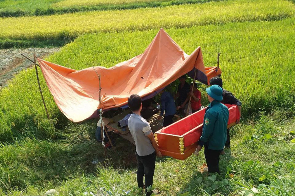 Lật máy gặt lúa, người đàn ông bị đè tử vong - 1 Lật máy gặt lúa, người đàn ông bị đè tử vong - 1
