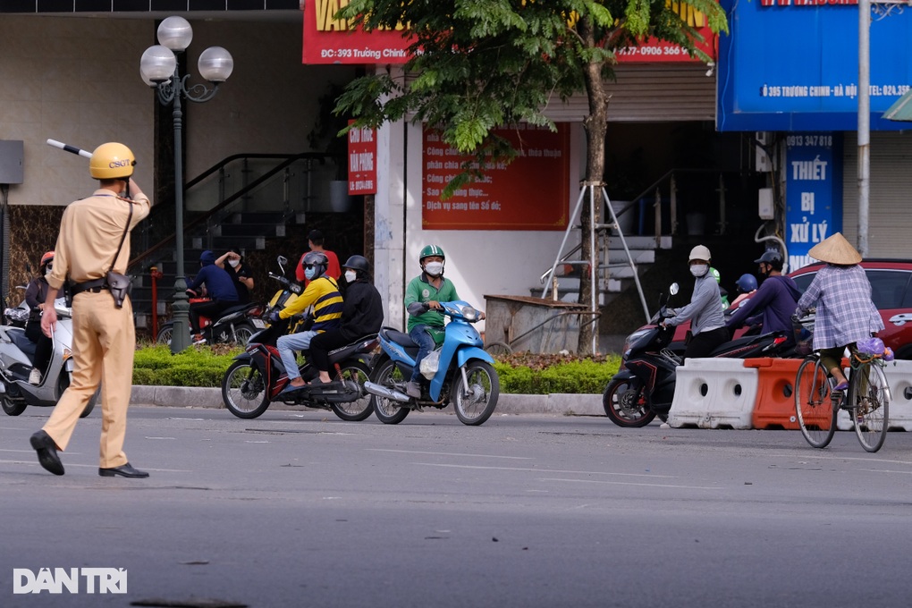 Vác xe, chạy ngược chiều vượt điểm nóng giao thông vừa phân luồng - 9