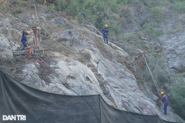 Giăng lưới thép quanh chân núi Bà Hỏa chống sạt lở