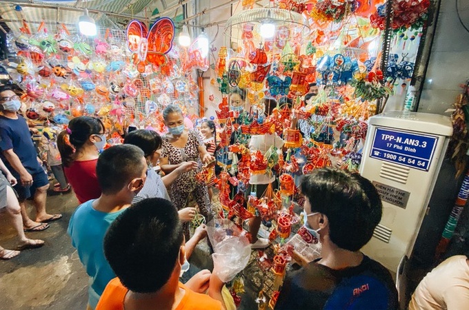 Người Sài Gòn đeo khẩu trang, đón Trung thu sớm trên phố lồng đèn - Ảnh 14. Người Sài Gòn đeo khẩu trang, đón Trung thu sớm trên phố lồng đèn - Ảnh 14.