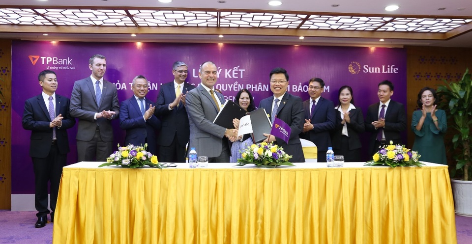 TPBank ký kết hợp đồng bảo hiểm độc quyền với Sun Life Việt Nam - 1 TPBank ký kết hợp đồng bảo hiểm độc quyền với Sun Life Việt Nam - 1