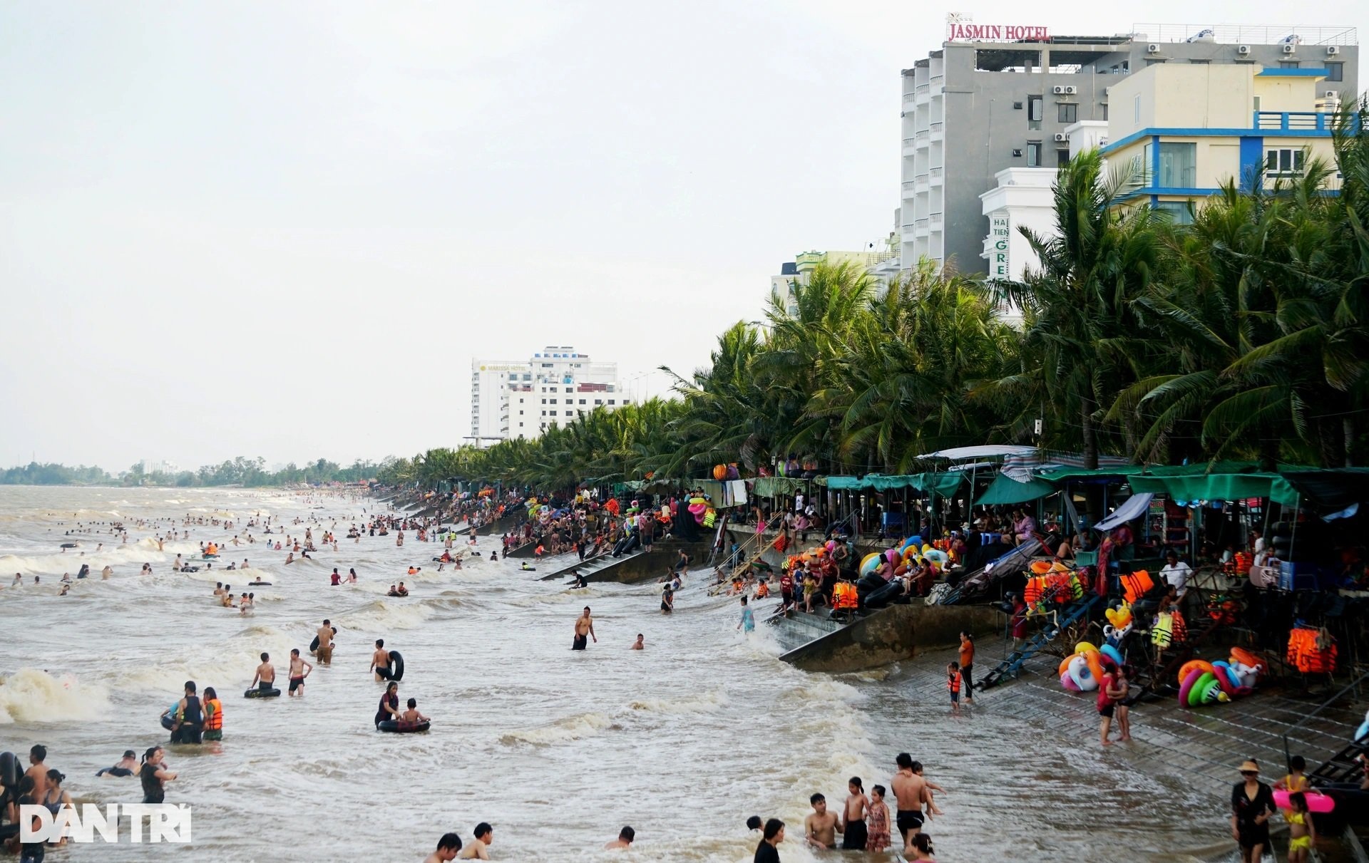 Hiện trạng các bãi biển miền Trung trước và sau khi được làm sạch - 1 Hiện trạng các bãi biển miền Trung trước và sau khi được làm sạch - 1