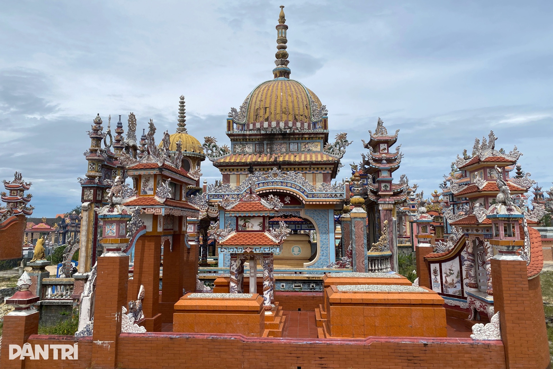 Thành phố lăng mộ tiền tỷ ở làng chài nghèo khó một thời - 4 Thành phố lăng mộ tiền tỷ ở làng chài nghèo khó một thời - 4