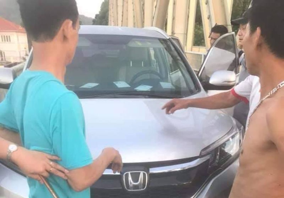 Tìm người bỏ ô tô, thư tuyệt mệnh trên cầu nghi nhảy sông tự tử - 1 Tìm người bỏ ô tô, thư tuyệt mệnh trên cầu nghi nhảy sông tự tử - 1