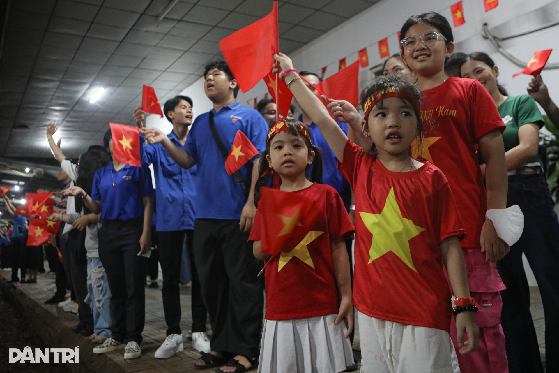 Chiến sĩ diễu binh bịn rịn tạm biệt người dân ở sân ga Biên Hòa - 5