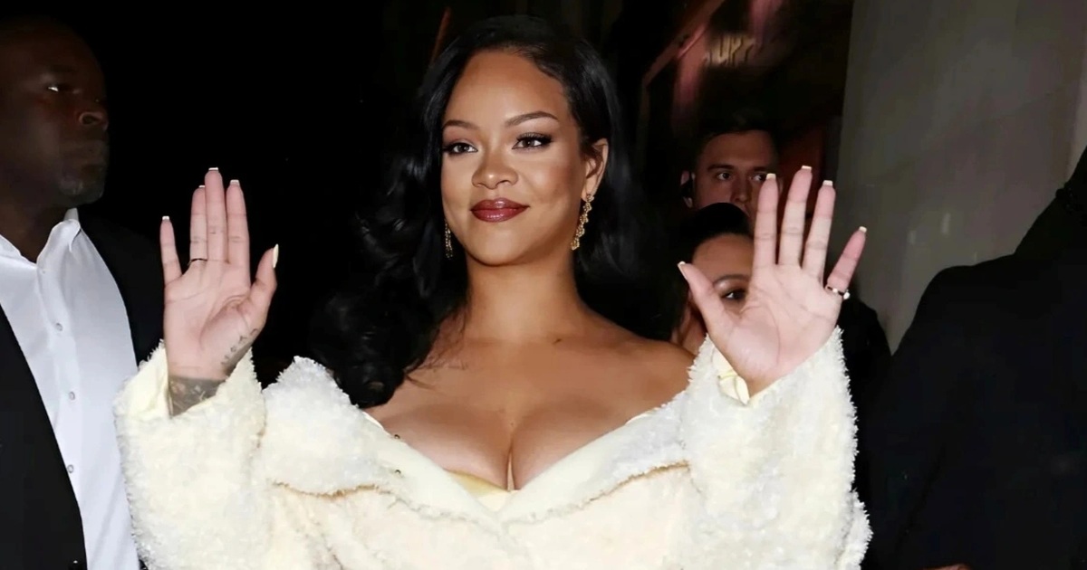 View - Selena Gomez, Rihanna lăng xê mốt mặc áo choàng tắm xuống phố | Báo Dân trí