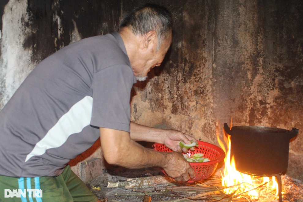 Nhói lòng cảnh người cha mù chăm con gái tâm thần trong cơ cực - 5 Nhói lòng cảnh người cha mù chăm con gái tâm thần trong cơ cực - 5