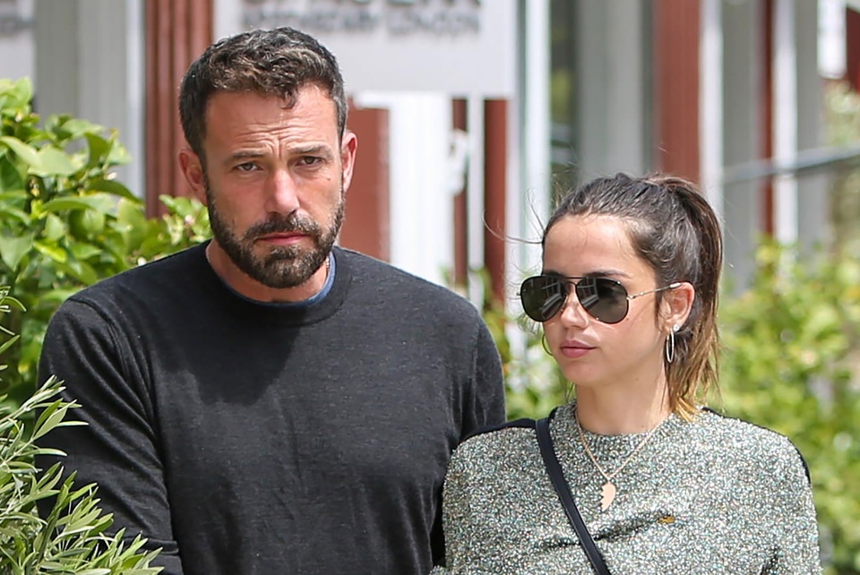Bond-girl Ana de Armas chia tay bạn trai hơn 16 tuổi - 5 Bond-girl Ana de Armas chia tay bạn trai hơn 16 tuổi - 5
