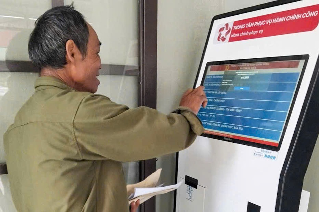 10 người làm thủ tục mà số thứ tự đến 42: Phường đổi cách lấy số  - 3