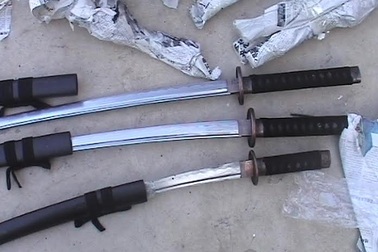 Bắt giữ 96 thanh kiếm Nhật là công cụ hỗ trợ nguy hiểm tại biên giới