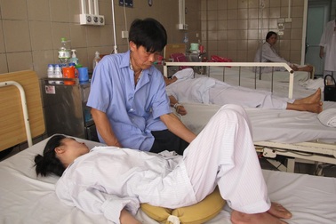 Bỗng dưng liệt tứ chi, teo cơ sau 3 tháng uống thuốc nam