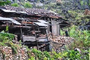 Bé 8 tháng tuổi đang bú mẹ bị mái nhà đè tử vong