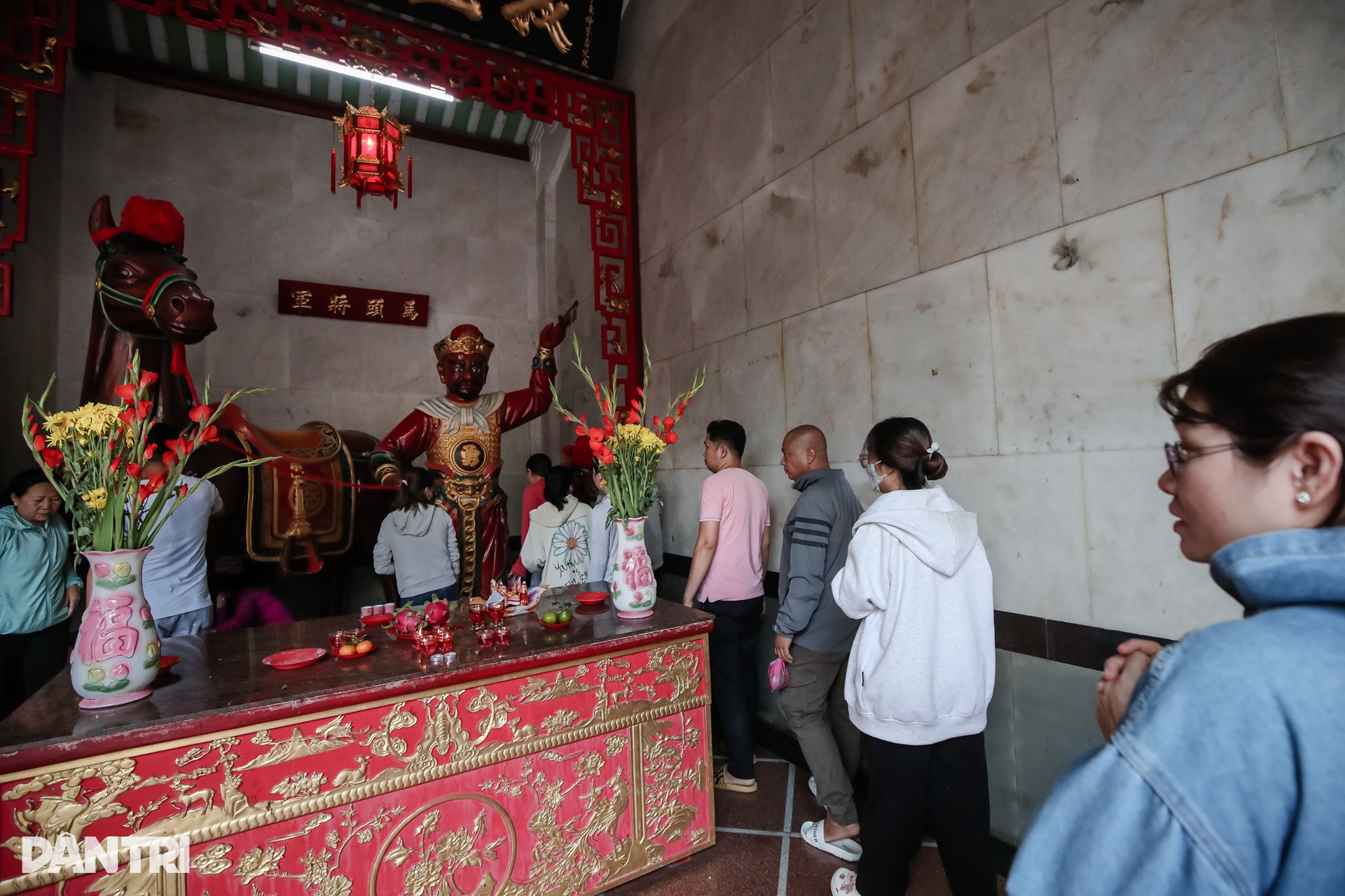 Xếp hàng chui qua tượng ngựa cầu may đầu năm - 3 Xếp hàng chui qua tượng ngựa cầu may đầu năm - 3