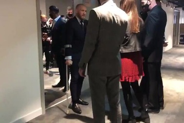 "Gã điên" McGregor khoe chân sưng vù sau khi bị hạ knock-out