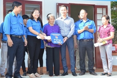 Tuổi trẻ chung tay góp sức xây cầu, nhà nhân ái chào mừng Đại hội Đảng