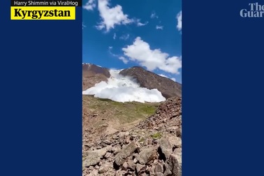 Kinh hoàng cảnh tuyết lở như thác đổ, suýt "quét sạch" đoàn người leo núi