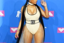 Nicki Minaj diện váy màn tuyn trên thảm đỏ