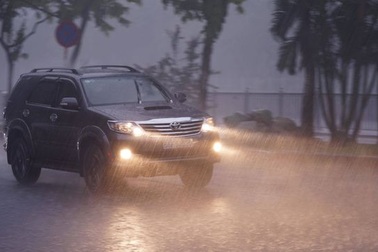 Sài Gòn mưa lớn trên diện rộng, trời tối sầm giữa ban ngày