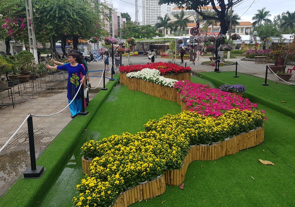 Nha Trang: Công viên bờ biển ngập sắc hoa, người dân náo nức du xuân sớm - 3 Nha Trang: Công viên bờ biển ngập sắc hoa, người dân náo nức du xuân sớm - 3