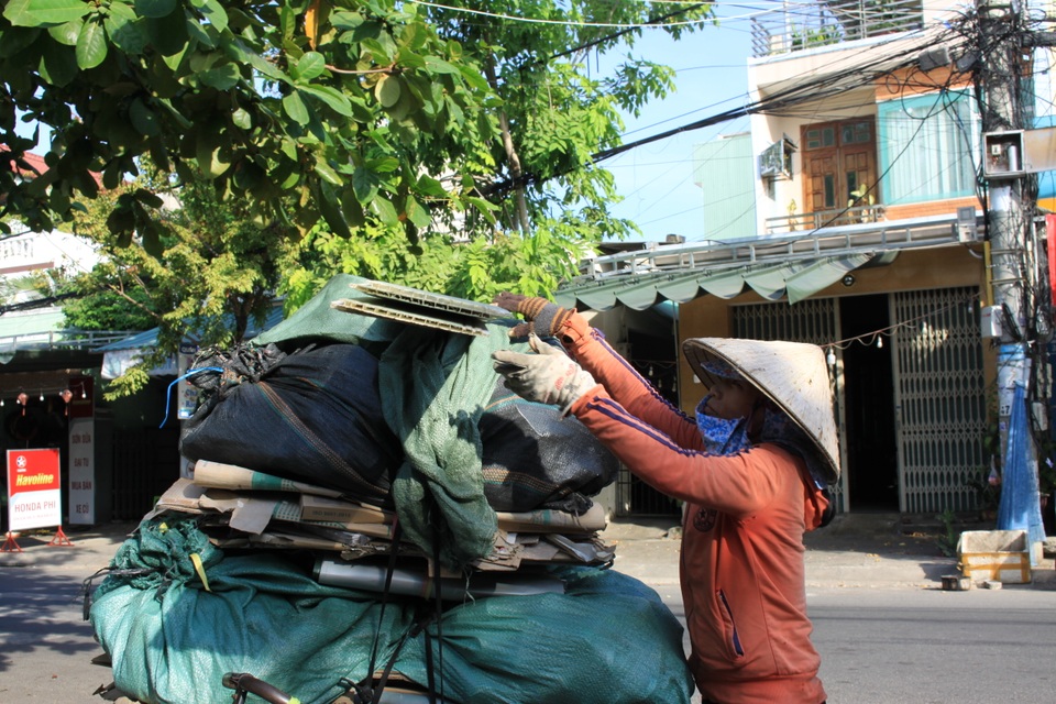 Đà Nẵng: Vật lộn mưu sinh giữa cái nắng như “đổ lửa” - 9 Đà Nẵng: Vật lộn mưu sinh giữa cái nắng như “đổ lửa” - 9
