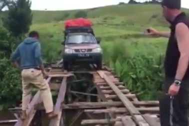 Rợn người với màn điều khiển xe ô tô qua cây cầu xuống cấp