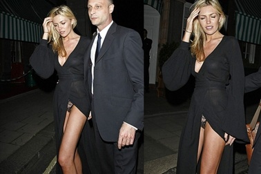 Vợ Peter Crouch “sơ hở” vì ăn mặc gợi cảm