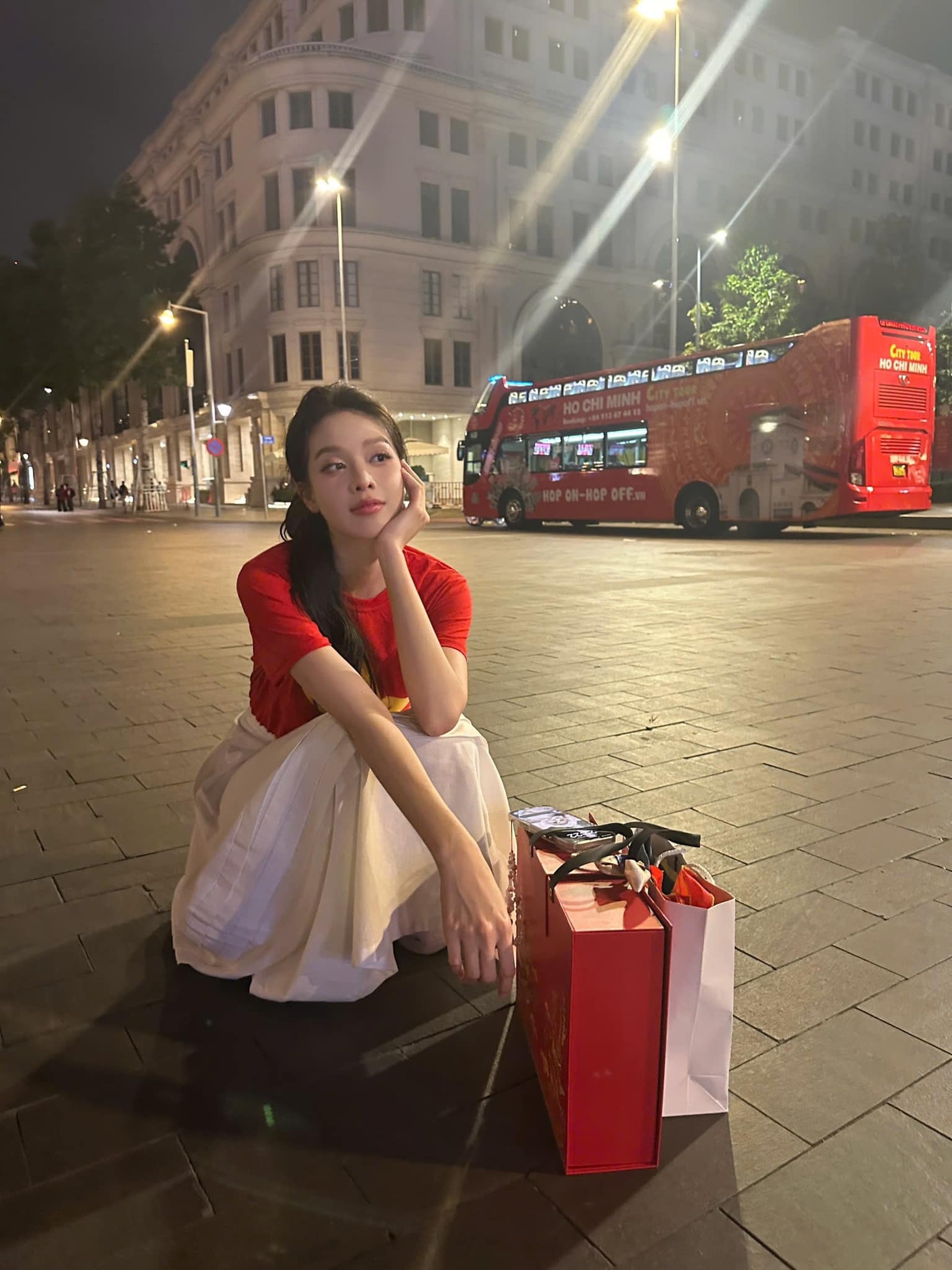 Hà Anh Tuấn, Thùy Tiên đi bão mừng đội tuyển Việt Nam vô địch AFF Cup - 3 Hà Anh Tuấn, Thùy Tiên đi bão mừng đội tuyển Việt Nam vô địch AFF Cup - 3