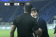 Chưa hết cay cú, HLV Indonesia tố trọng tài bênh vực đội tuyển Việt Nam