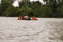Người dân ngỡ ngàng trước trận mưa lụt "lạ đời chưa từng thấy"