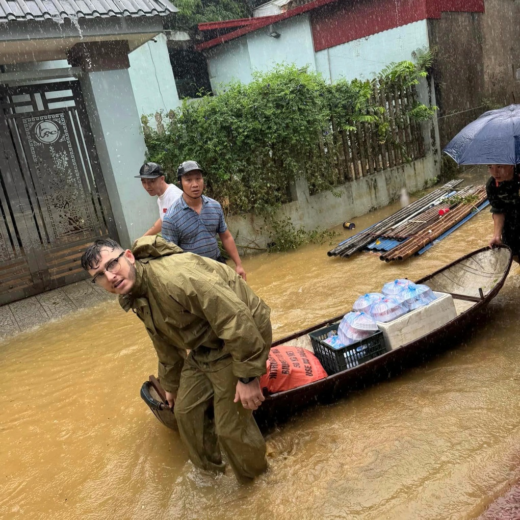 Chàng Tây dầm mình trong nước, chia từng suất cơm cho bà con ở Thái Nguyên - 3