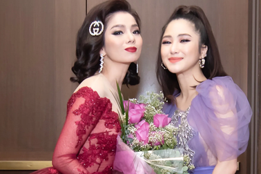 Hương Tràm mua hoa tặng Lệ Quyên