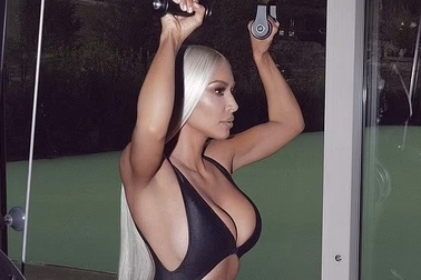 Kim Kardashian quá "nóng bỏng" trong phòng tập gym