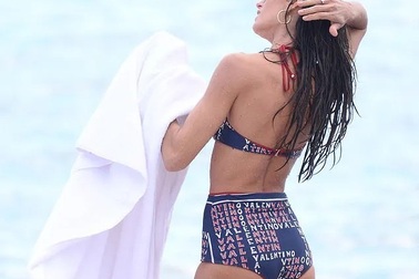 Izabel Goulart khoe dáng săn chắc với bikini 500 USD