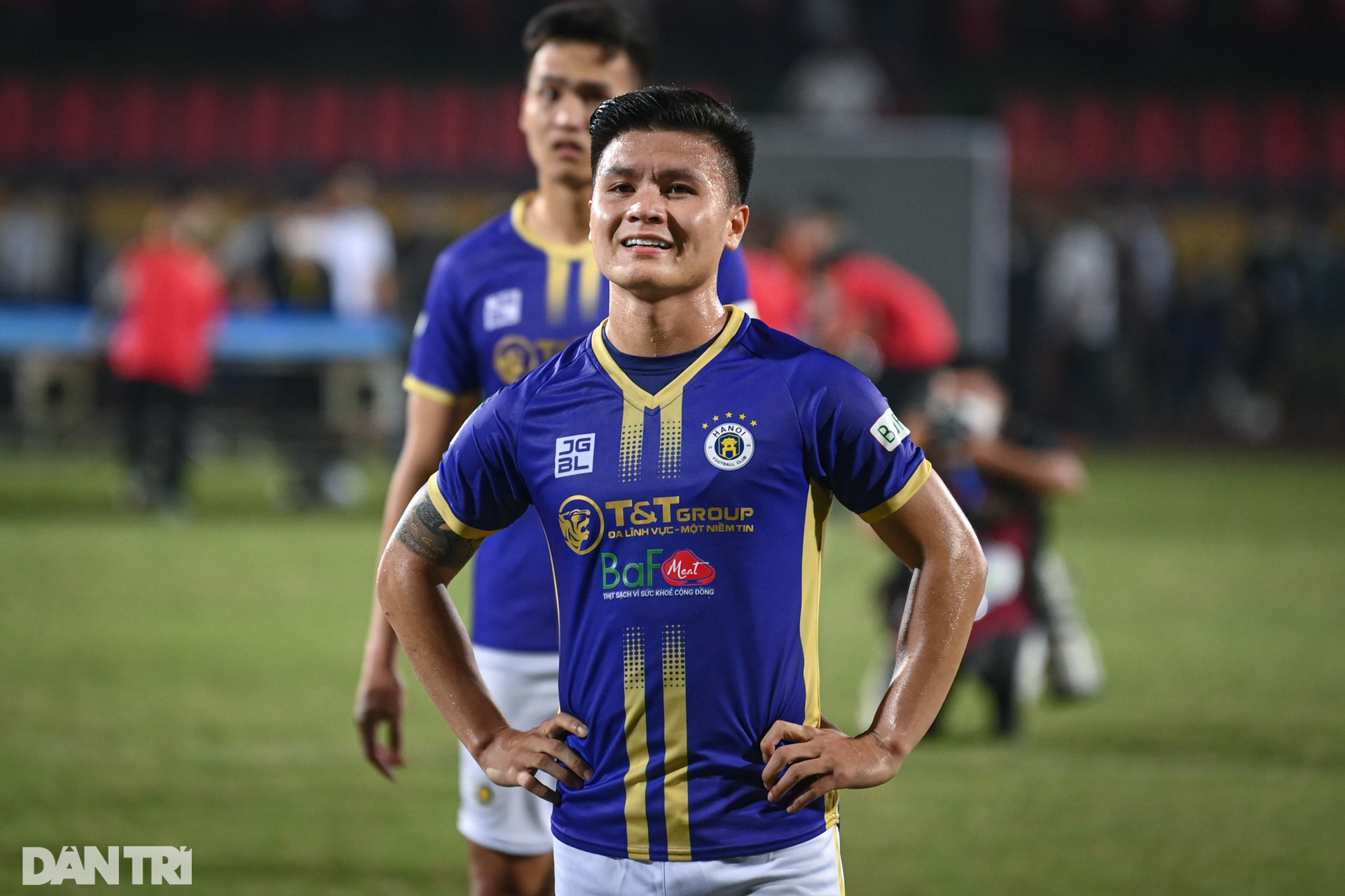 Quang Hải rơi nước mắt ôm bầu Hiển, nghẹn ngào chia tay CLB Hà Nội - 8 Quang Hải rơi nước mắt ôm bầu Hiển, nghẹn ngào chia tay CLB Hà Nội - 8