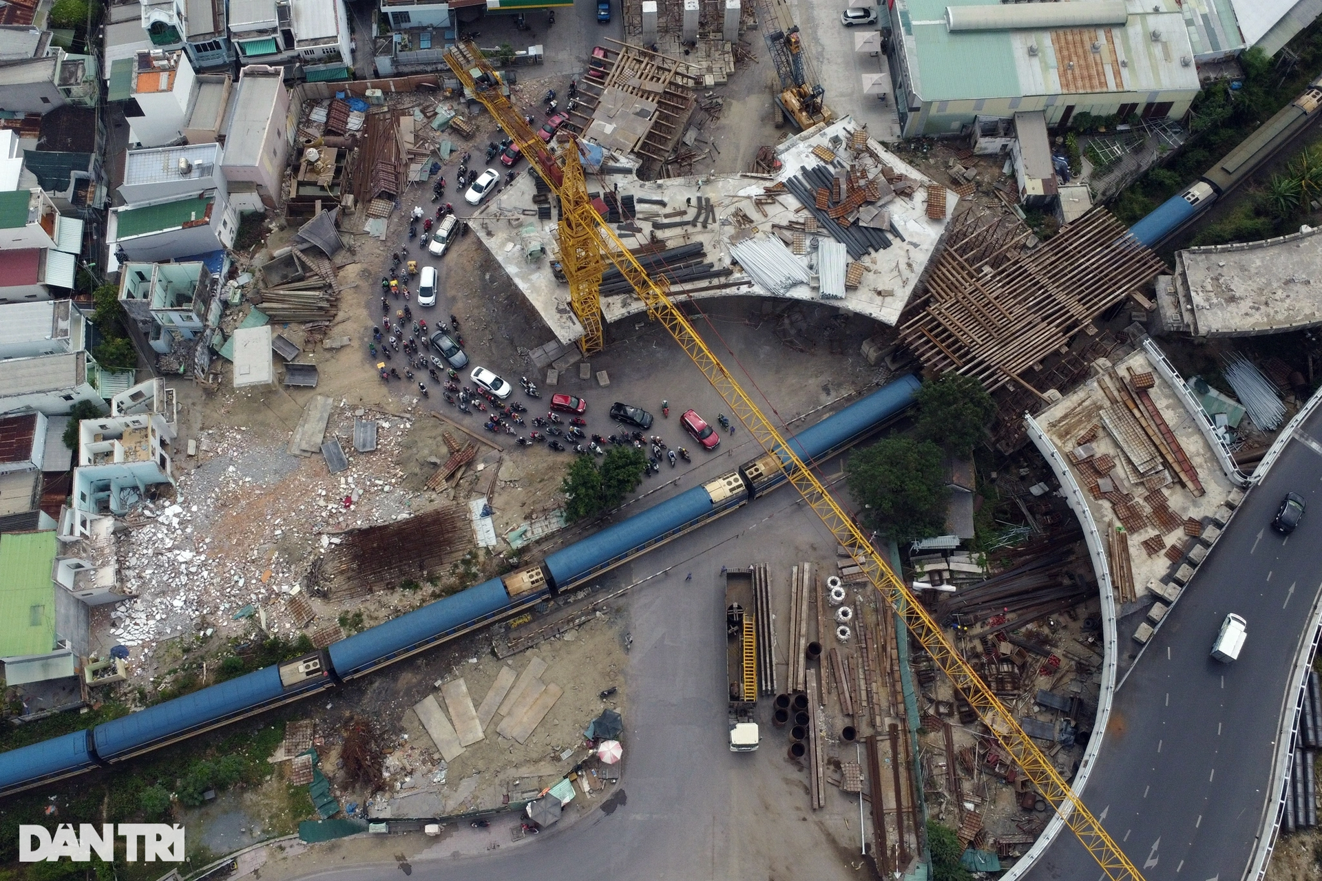 Vụ thanh sắt gần 2m rơi trúng đầu người đi đường: Bất an - 3 Vụ thanh sắt gần 2m rơi trúng đầu người đi đường: Bất an - 3