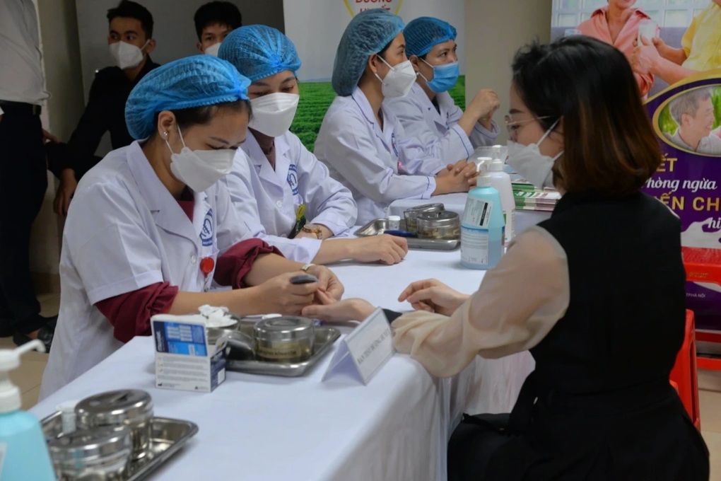 Diabetes pandemic rejuvenates, Hanoi Health Insurance spends 1,000 billion on treatment - 2