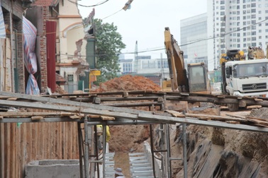 Người Hà Nội bắc cầu vào nhà trên đường nghìn tỷ