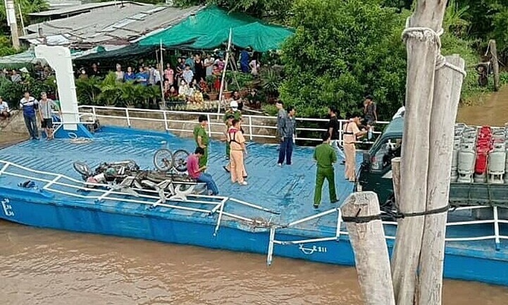 Vụ tàu hàng tông phà trên sông Vàm Nao: Phà không có máy trưởng - 1 Vụ tàu hàng tông phà trên sông Vàm Nao: Phà không có máy trưởng - 1