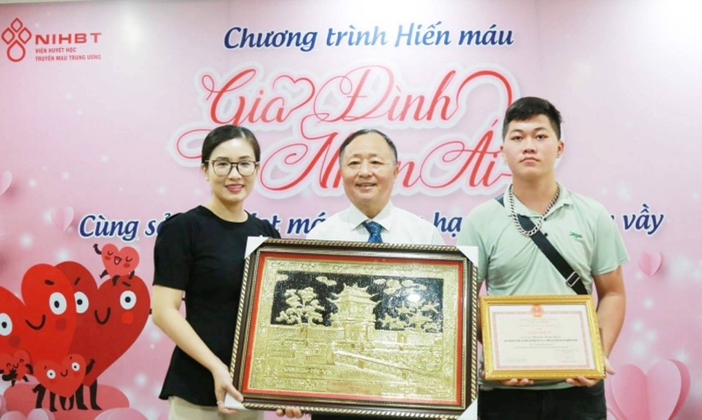 Khi cả gia đình 3 đời đi hiến máu - 1 Khi cả gia đình 3 đời đi hiến máu - 1