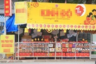 Người mua vắng bóng, nhân viên bán bánh trung thu ngồi “ngáp ruồi”