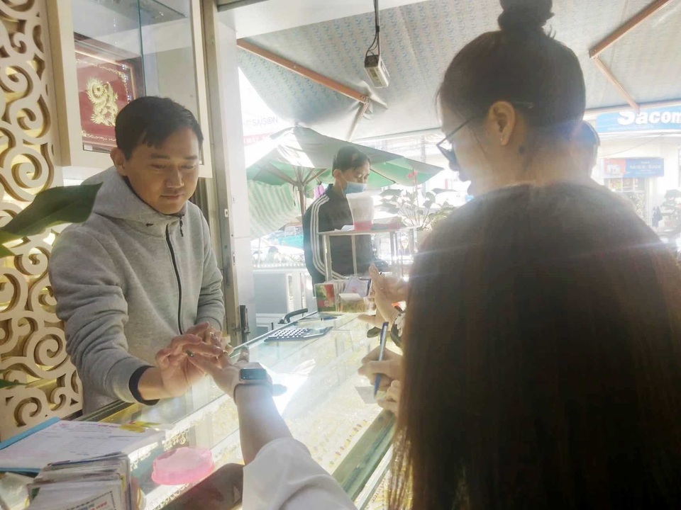 Sợ dịch Corona, các tiệm vàng trên cả nước vắng lặng trong ngày vía Thần Tài - 8 Sợ dịch Corona, các tiệm vàng trên cả nước vắng lặng trong ngày vía Thần Tài - 8
