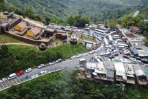 Giao thông hỗn loạn trên đỉnh đèo Hải Vân ngày cuối tuần